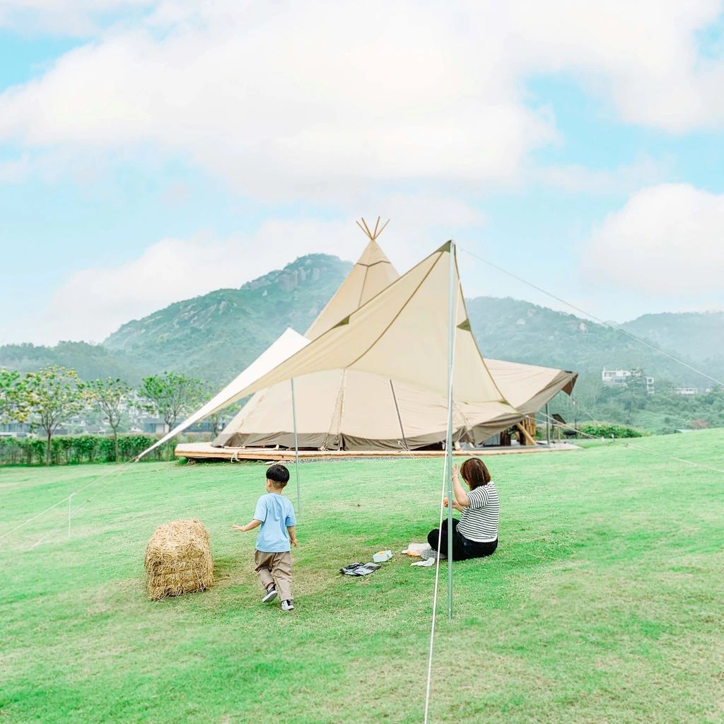 Carpa de boda instalada en un jardín
