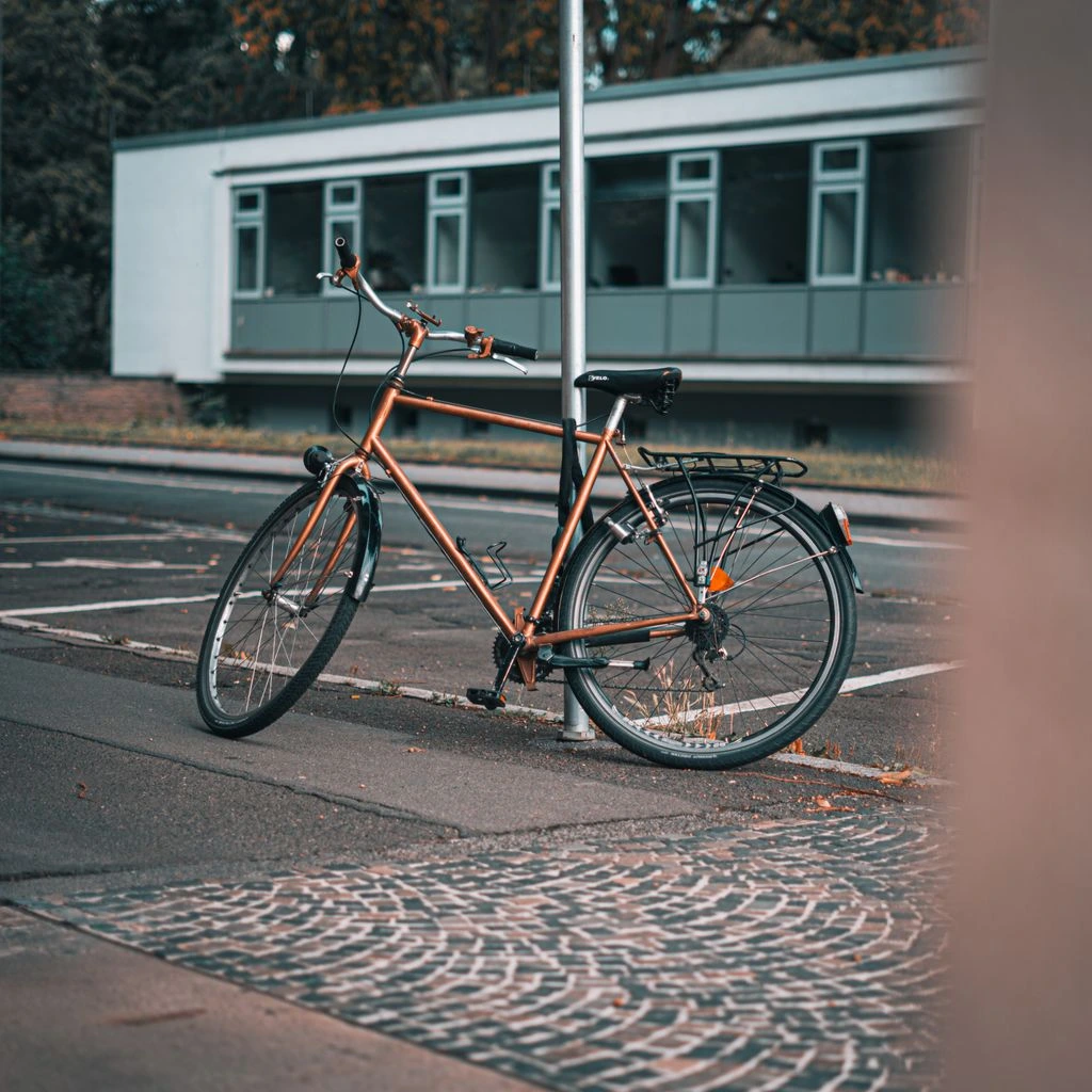 Bicicleta urbana apoyada en una pared blanca