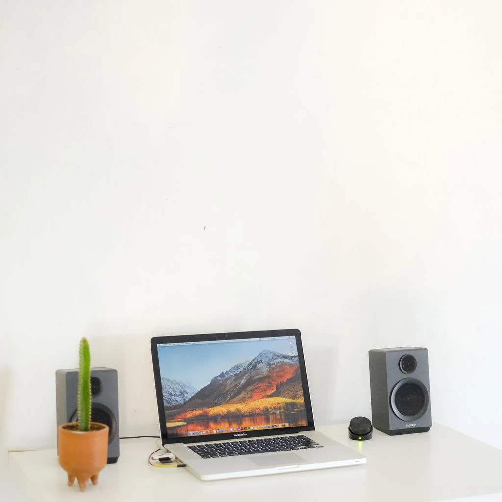 Equipo de sonido en una sala pequeña